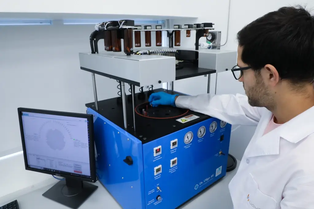 Investigadora de UOVO analizando cultivos en placas de Petri para control de calidad biotecnológico